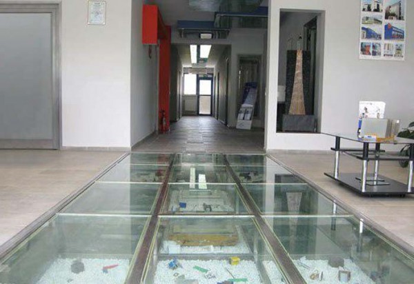 Sàn nhà bằng kính nghệ thuật